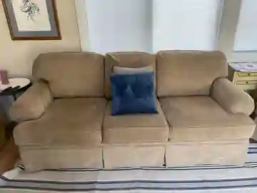 qt=q_11 (1) A couch with pillows on it in the living room.