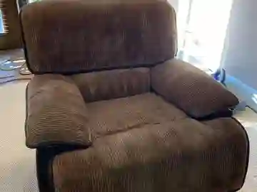 qt=q_11 (3) A brown chair with arm rests and a pillow.