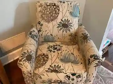 qt=q_11 (4) A chair with floral pattern on it